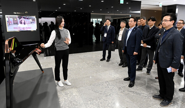 ​유정복 인천광역시장이 27일  LG 이노베이션 갤러리를 방문해 설명을 청취하고 있다.​