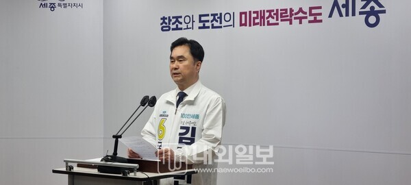 사진 : 김종민 새로운미래 후보가 당을 상징하는 민트색옷을 벗고 희색 점퍼를 입은 채 기자회견을 하고 있다.