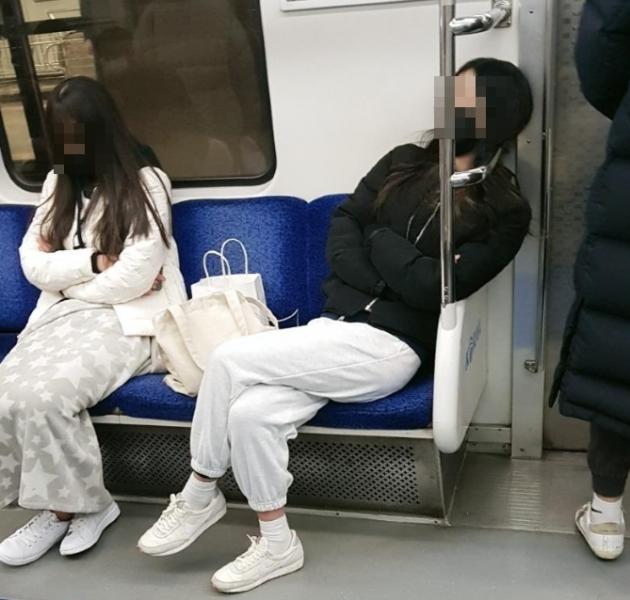 지하철 좌석을 두 칸씩 차지하고 잠까지 청한 민폐 여성들의 모습이 공개됐다. 보배드림 갈무리