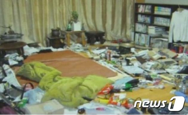 엄마 시신이 8개월간 방치된 서울 광진구 구의구의 한 단독주택 안방 모습. (JTBC 갈무리)ⓒ 뉴스1