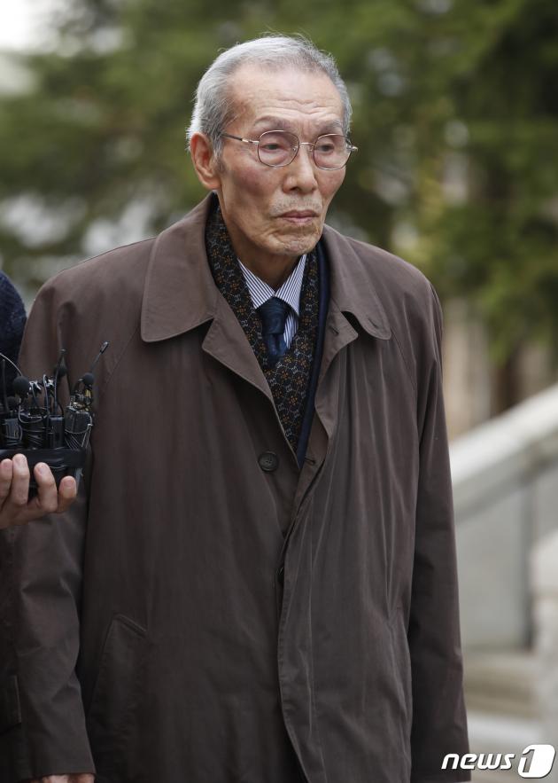강제추행 혐의로 기소된 배우 오영수(79·본명 오세강)가 15일 오후 경기 수원지방법원 성남지원에서 열린 선고 공판을 마친 뒤 법정을 나서고 있다. ⓒ News1 권현진 기자