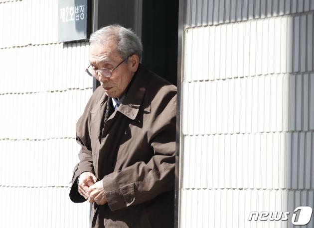 강제추행 혐의로 기소된 배우 오영수(79·본명 오세강)가 15일 오후 경기 수원지방법원 성남지원에서 열린 선고 공판을 마친 뒤 법정을 나서고 있다.  ⓒ News1 권현진 기자