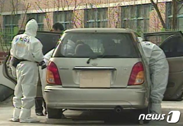 2006년 3월 17일 서울 동대문구 전농동의 한 교회 앞 도로에 주차된 카렌스 차량에서 30대 여성이 숨진 채 발견돼자 경찰이 정밀감식을 하고 있는 모습. (YTN 갈무리) ⓒ 뉴스1