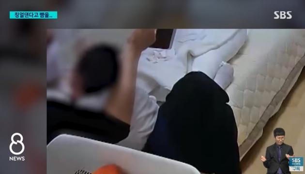 생후 두 달도 안 된 아기의 뺨을 때리고 있는 정부지원 산후도우미. SBS뉴스 영상 갈무리