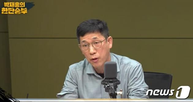 진중권 광운대 특임교수가 28일밤 CBS라디오 '박재홍의 한판 승부'에서 프로그램이 편파적인 것 같다며 항의하고 있다. (유튜브 갈무리) ⓒ 뉴스1